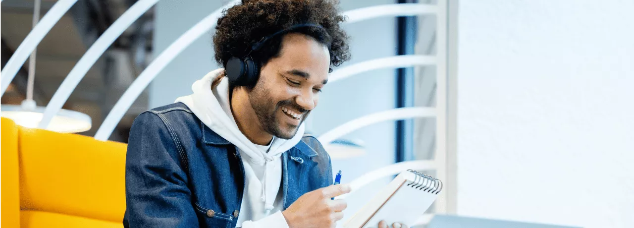 Colaborador Pluxee disfruta sus beneficios en la empresa