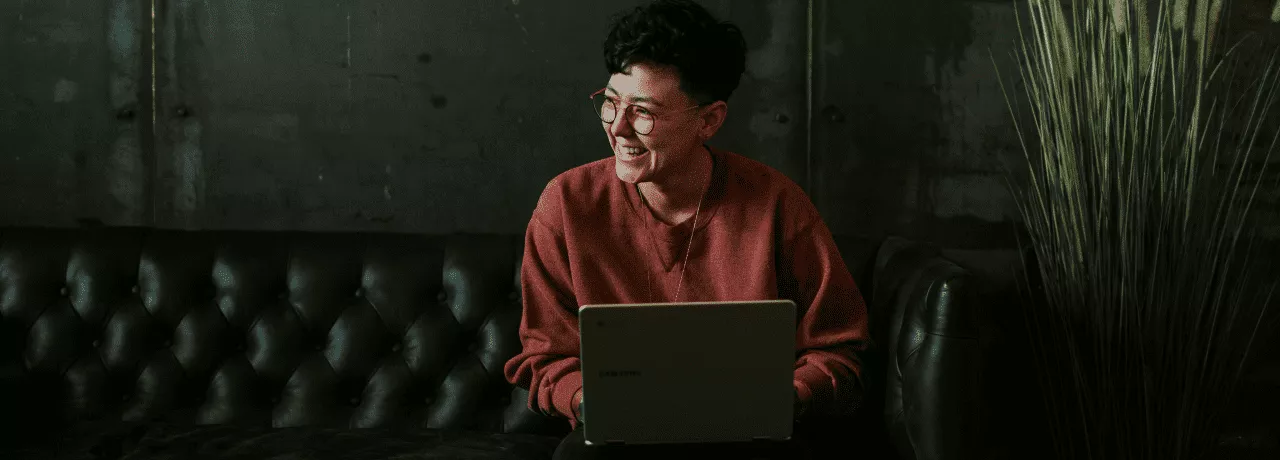 Mujer gestiona su trabajo con la Remuneración Estratégica Pluxee