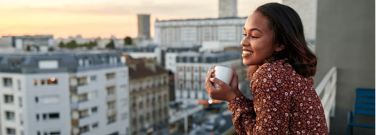 Mujer se siente motivada y satisfecha con su trabajo 