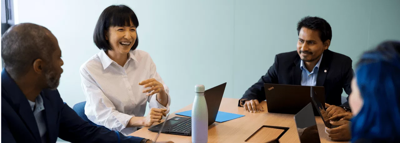 Un grupo de personas reunidas se encuentra debatiendo cómo optimizar la gestión empresarial