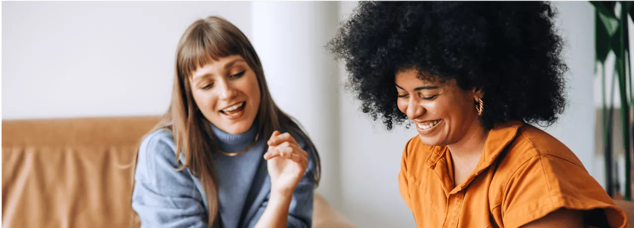 Dos mujeres hablan sobre reducción de costos