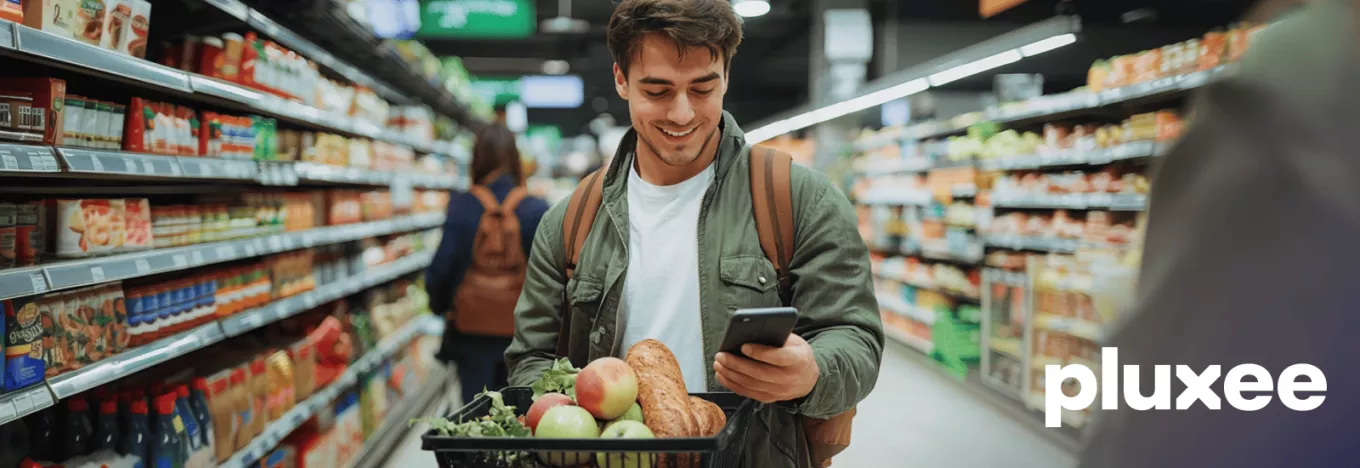 Empleado disfrutando de sus prestaciones sociales con Pluxee Canasta 