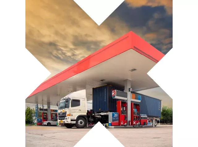 Una flota en una estación de gasolina