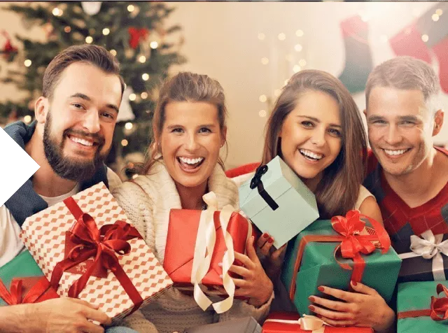 Un grupo de amigos sonríen sostiene en sus manos regalos