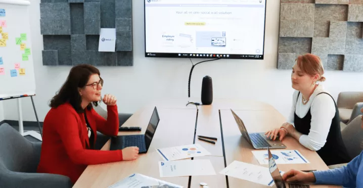 Equipo de trabajo Pluxee construyendo el abc de la escala salarial