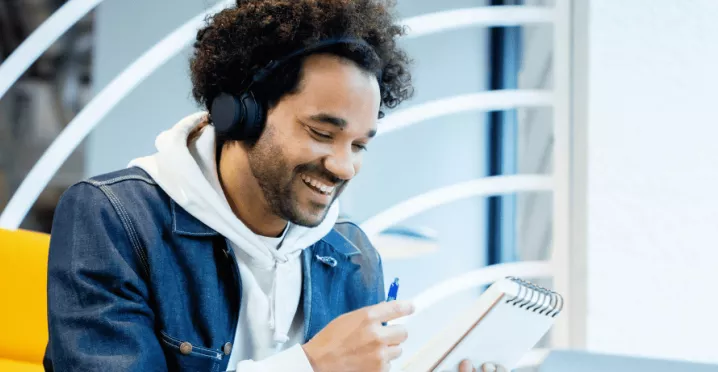 Colaborador Pluxee disfruta sus beneficios en la empresa