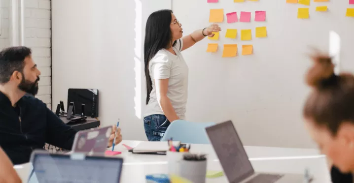 Equipo revisa calendario tributario