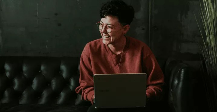 Mujer gestiona su trabajo con la Remuneración Estratégica Pluxee