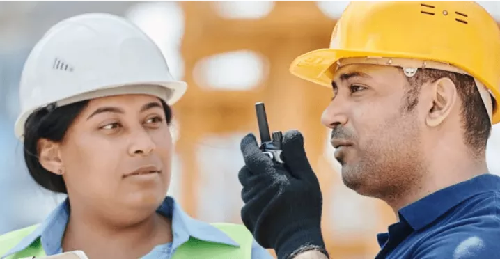 Hombre y mujer hacen uso de su dotación de uniformes 