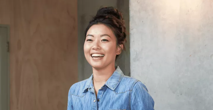 Mujer se siente satisfecha con su equipo de trabajo Pluxee