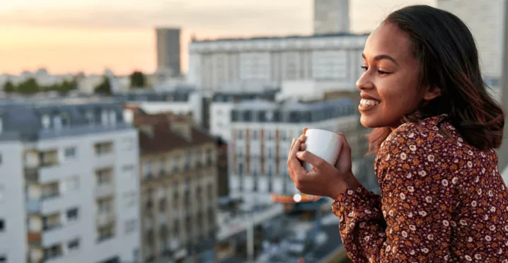 Mujer se siente motivada y satisfecha con su trabajo