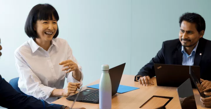 Un grupo de personas reunidas se encuentra debatiendo cómo optimizar la gestión empresarial