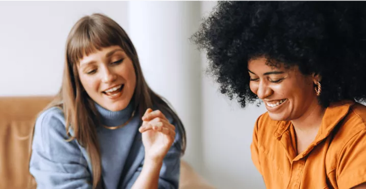 Dos mujeres hablan sobre reducción de costos