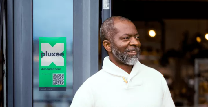 Hombre se siente satisfecho usando bonos Pluxee