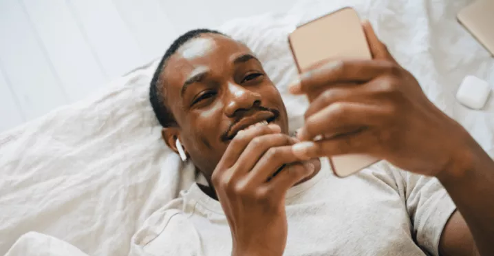 Hombre aprovecha las cambios de la transformación digital