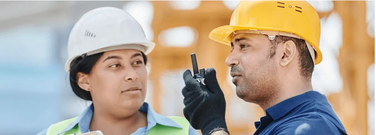 Hombre y mujer hacen uso de su dotación de uniformes 
