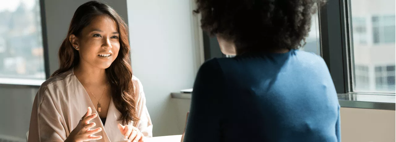 Dos colaboradoras conversan acerca de los beneficios de Pluxee