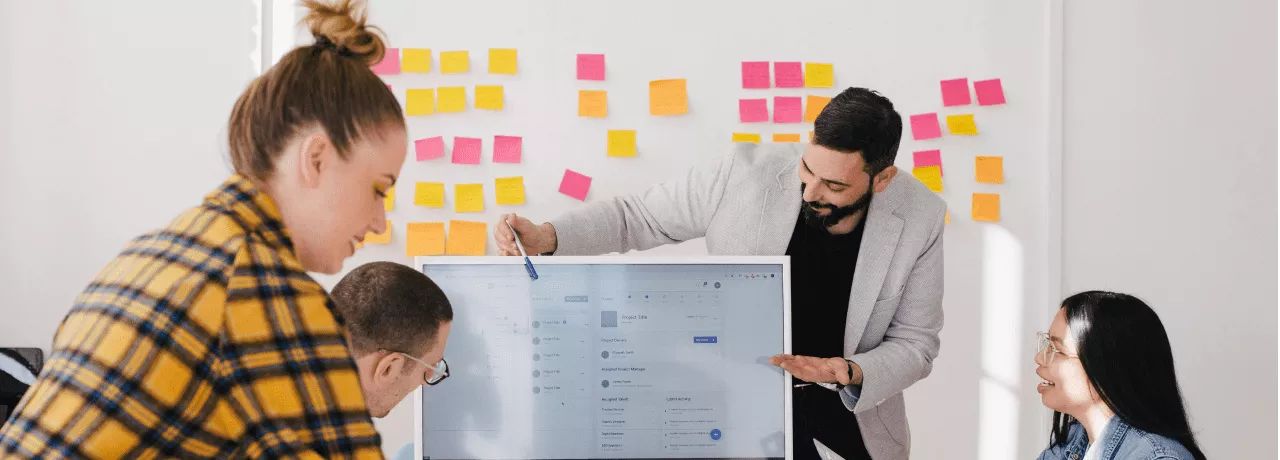 Equipo de trabajo Pluxee analizando escala salarial