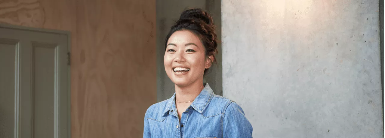 Mujer se siente satisfecha con su equipo de trabajo Pluxee