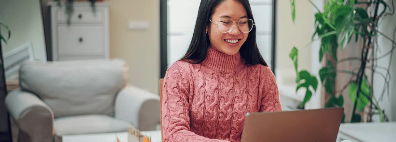 Mujer prueba y aplica el modelo canvas de una empresa