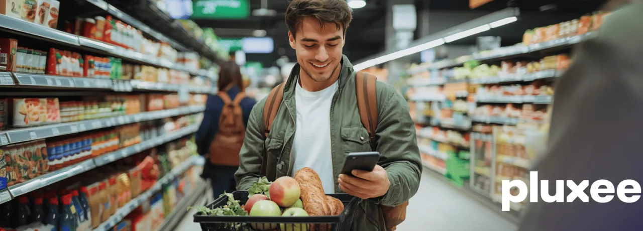 Empleado disfrutando de sus prestaciones sociales con Pluxee Canasta