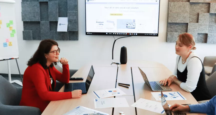 Equipo de trabajo Pluxee construyendo el abc de la escala salarial