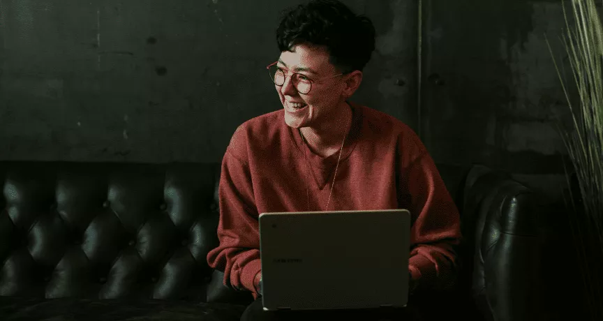 Mujer gestiona su trabajo con la Remuneración Estratégica Pluxee