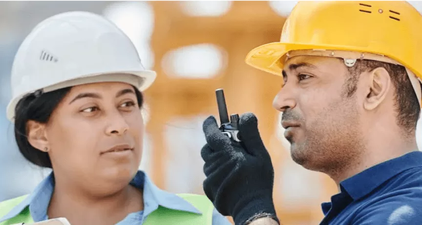 Hombre y mujer hacen uso de su dotación de uniformes 