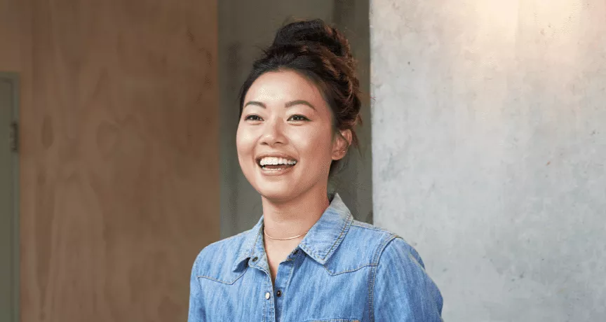 Mujer se siente satisfecha con su equipo de trabajo Pluxee