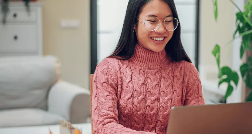 Mujer prueba y aplica el modelo canvas de una empresa