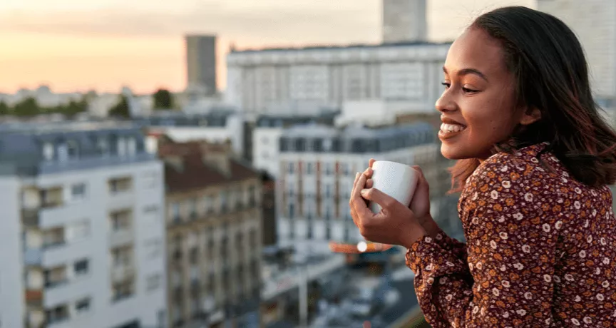 Mujer se siente motivada y satisfecha con su trabajo