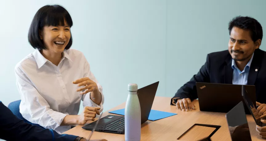 Un grupo de personas reunidas se encuentra debatiendo cómo optimizar la gestión empresarial