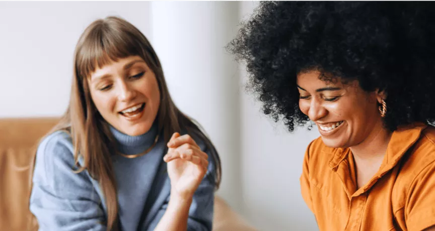 Dos mujeres hablan sobre reducción de costos