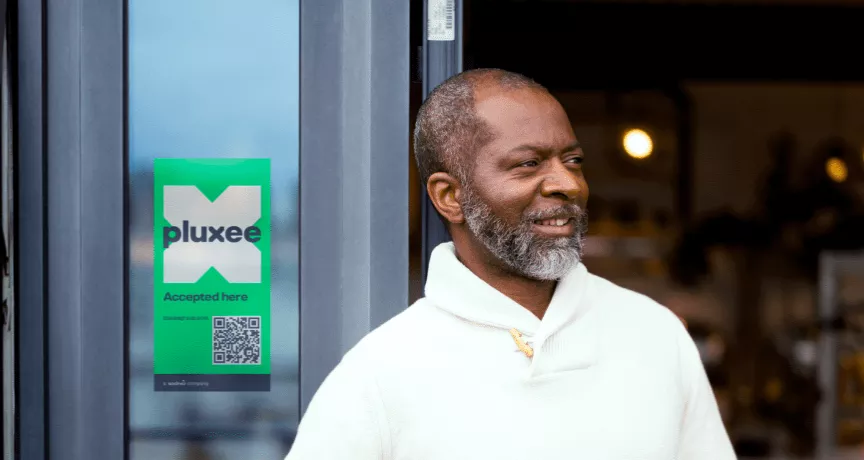 Hombre se siente satisfecho usando bonos Pluxee