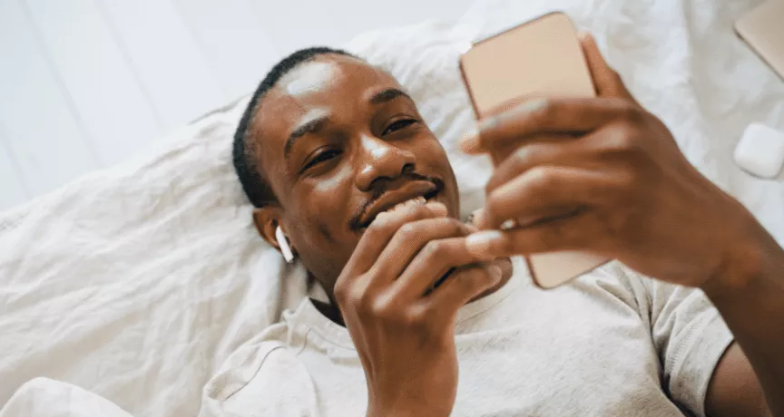 Hombre aprovecha las cambios de la transformación digital