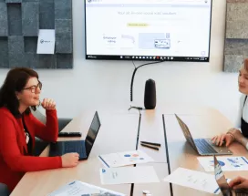 Equipo de trabajo Pluxee construyendo el abc de la escala salarial