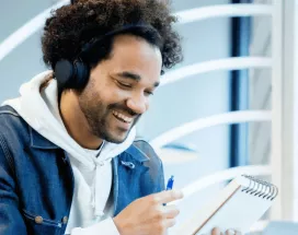Colaborador Pluxee disfruta sus beneficios en la empresa