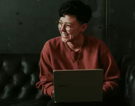 Mujer gestiona su trabajo con la Remuneración Estratégica Pluxee