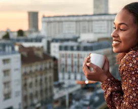 Mujer se siente motivada y satisfecha con su trabajo