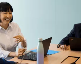 Un grupo de personas reunidas se encuentra debatiendo cómo optimizar la gestión empresarial