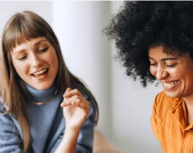 Dos mujeres hablan sobre reducción de costos
