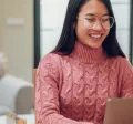 Mujer prueba y aplica el modelo canvas de una empresa