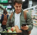 Empleado disfrutando de sus prestaciones sociales con Pluxee Canasta
