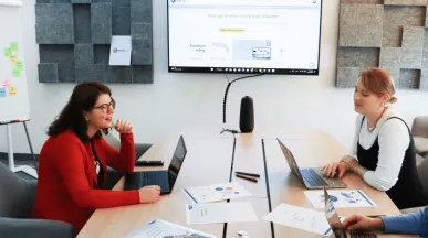 Equipo de trabajo Pluxee construyendo el abc de la escala salarial