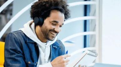 Colaborador Pluxee disfruta sus beneficios en la empresa