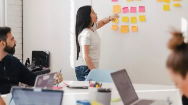 Equipo revisa calendario tributario