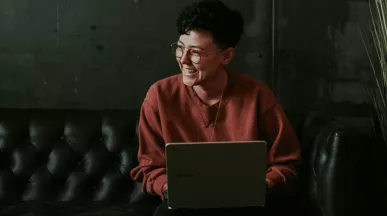 Mujer gestiona su trabajo con la Remuneración Estratégica Pluxee