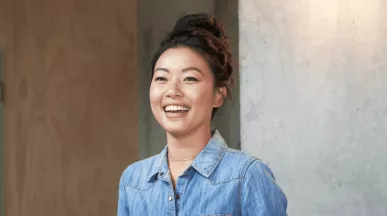 Mujer se siente satisfecha con su equipo de trabajo Pluxee