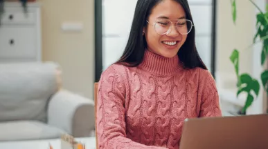 Mujer prueba y aplica el modelo canvas de una empresa