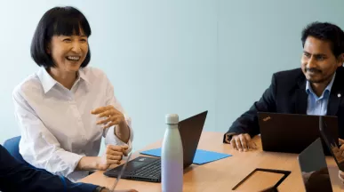 Un grupo de personas reunidas se encuentra debatiendo cómo optimizar la gestión empresarial